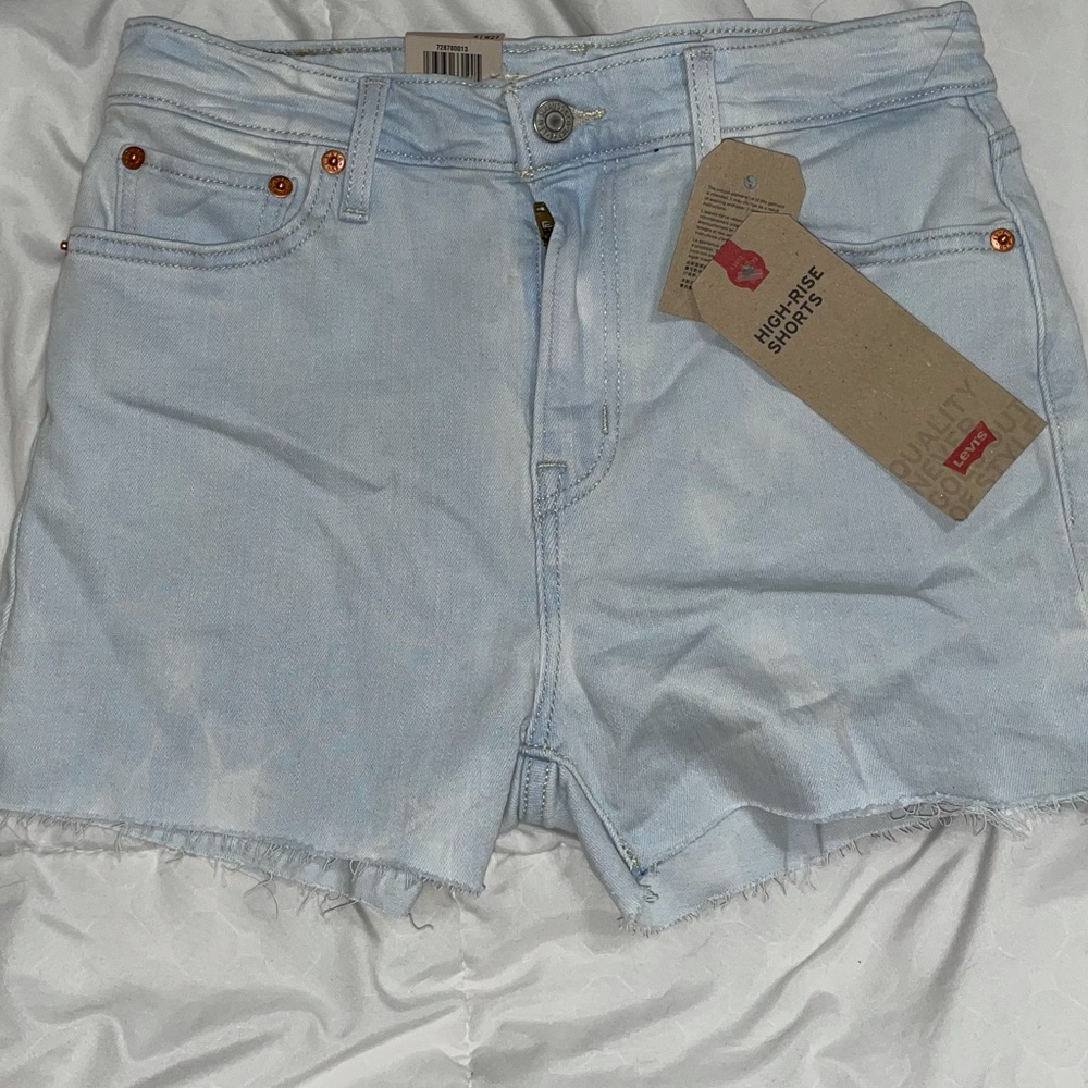 Levi’s High Rise Shorts • Size 4/27 • NWT